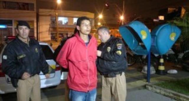 Jovem surta durante culto e esfaqueia homem que orava ao lado dele