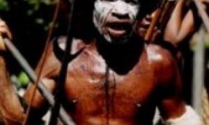 Missionários cristãos comemoram evangelização de tribo de canibais conhecida como caçadores de cabe