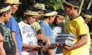 Índios da Amazônia são evangelizados com Bíblias no idioma nativo