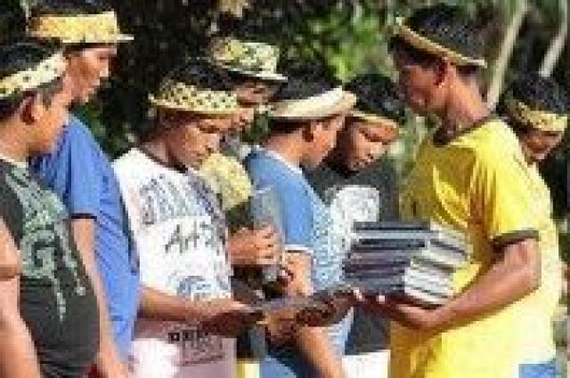 Índios da Amazônia são evangelizados com Bíblias no idioma nativo