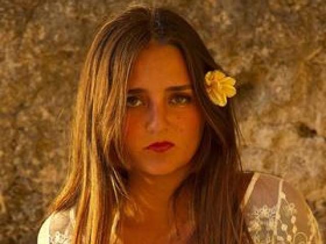 Polêmico: brasileira larga os estudos e leiloa sua virgindade na internet