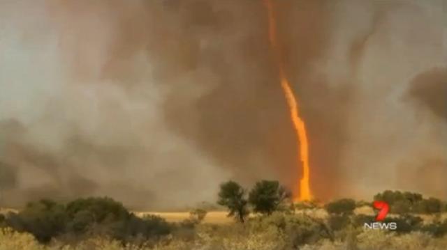 Tornado de fogo de 30 metros de altura é gravado na Austrália