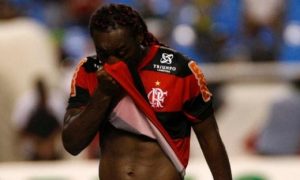 Vagner Love apela para igreja e macumba na tentativa de livrar Fla do rebaixamento