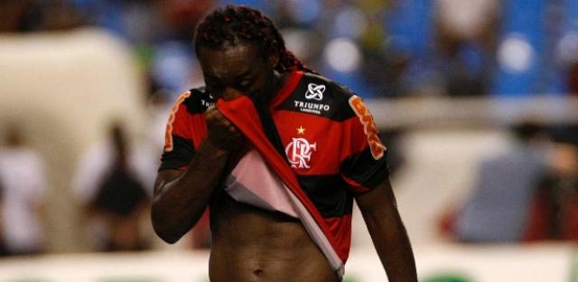 Vagner Love apela para igreja e macumba na tentativa de livrar Fla do rebaixamento