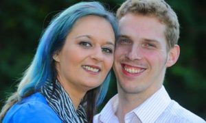 Britânica tem derrame, esquece filhos e marido e acha que é adolescente Britânica tem derrame, esquece filhos e marido e acha que é adolescente