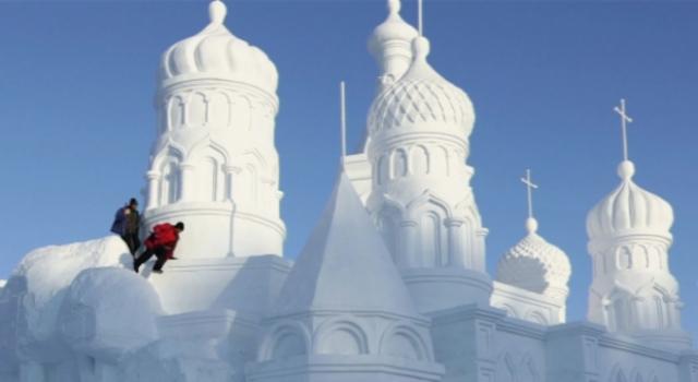 Chineses enfrentam temperaturas de -30º C para criar esculturas de gelo