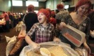 Megaigreja substitui culto de natal por trabalho voluntário Megaigreja substitui culto de natal por trabalho voluntário