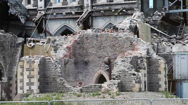 Arquiteto japonês cria catedral de papelão na Nova Zelândia