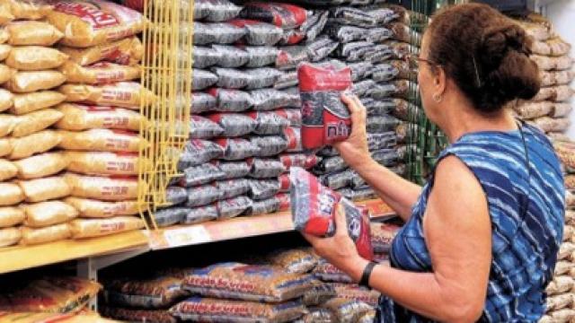 Todos os produtos da cesta básica estarão livres do pagamento de impostos federais, afirma Dilma