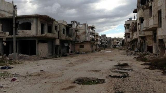 Força aérea síria bombardeia bairro de Homs; Al-Qaeda reivindica ataque