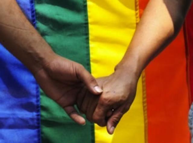 Direitos iguais: casal gay não precisa mais de autorização da justiça para se casar em SP