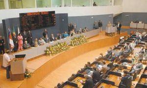 Fim da regalia: acabou o auxílio paletó de R$ 15 mil para vereadores Fim da regalia: acabou o auxílio paletó de R$ 15 mil para vereadores