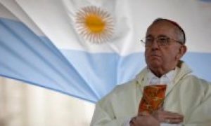 Papa Francisco I: argentino Jorge Bergoglio já se ajoelhou para receber oração de Pastor e tenta apr