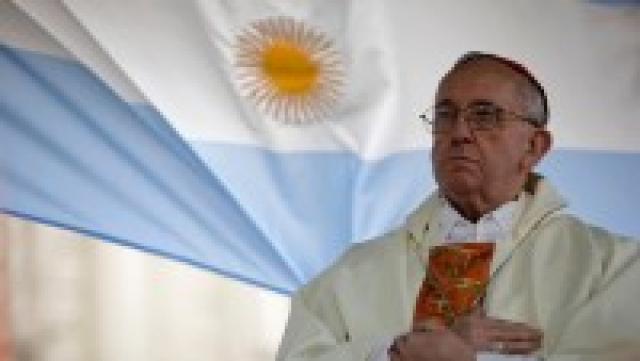 Papa Francisco I: argentino Jorge Bergoglio já se ajoelhou para receber oração de Pastor e tenta apr