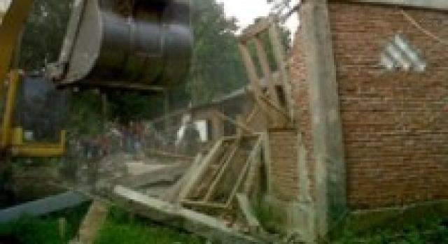 Igreja é destruída e fieis decidem se reunir nos escombros