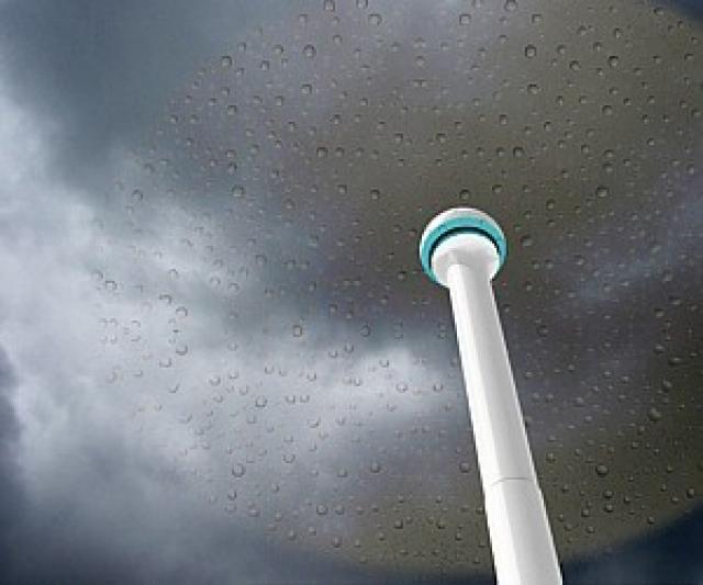 Dupla inventa guarda-chuva diferente que evita os pingos da chuva apenas com a força do ar