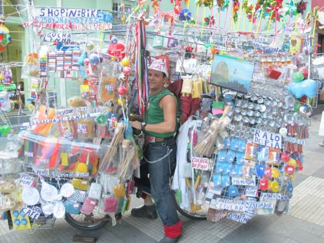 Vendedor equilibra 300 kg em bicicleta no Rio, enquanto não reconstrói loja