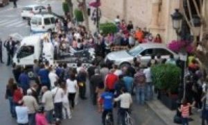 Carro invade igreja e motorista alega que o veículo estava perseguindo um demônio