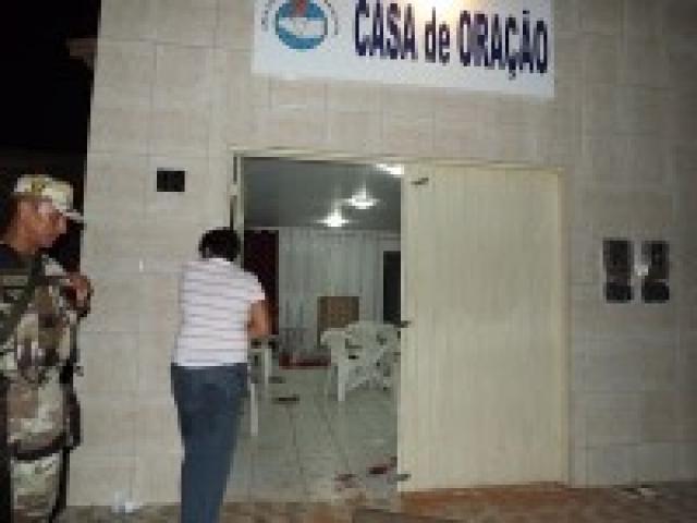 Homem mata uma pessoa e fere outras três, dentro de uma igreja evangélica, por não aceitar conversão