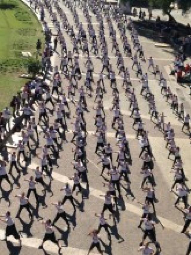 Divulgação da Marcha para Jesus em São Paulo realiza flash mob evangelístico com centenas de jovens;