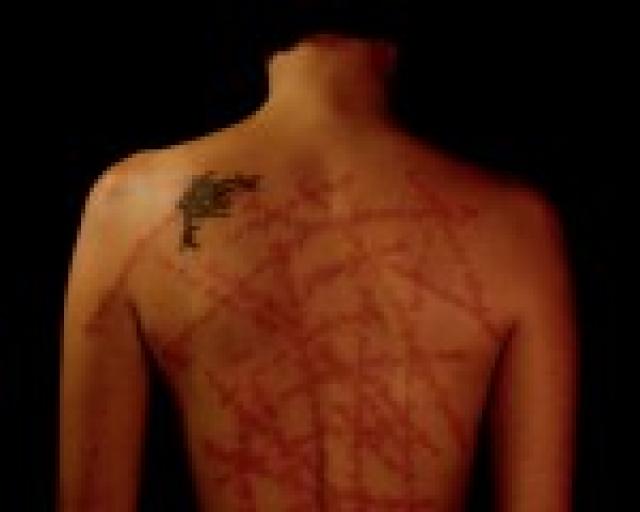 Artista tatua nas costas as chagas de Cristo