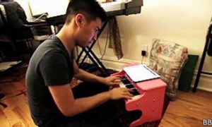 Jovem faz música clássica com tablet e piano infantil