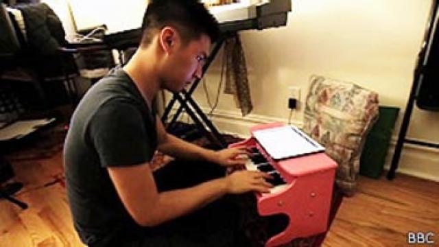 Jovem faz música clássica com tablet e piano infantil