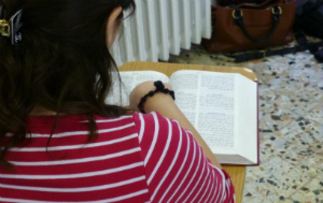 Jovens lotam igreja durante treinamento bíblico