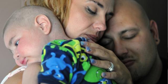 Pais antecipam casamento pra filho com poucos dias de vida poder participar