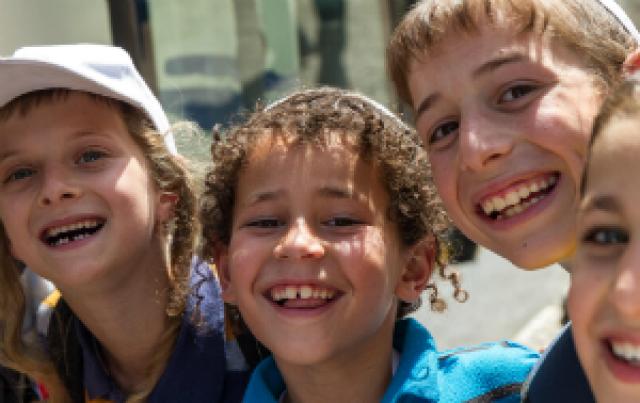 Jovens árabes e judeus se unem parar adorar a Deus