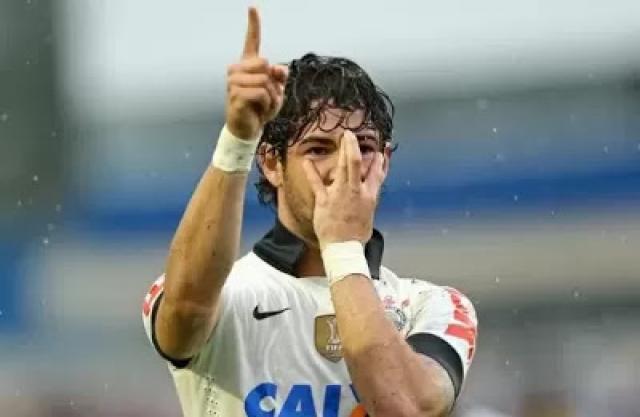 Fim do mistério! Saiba o que significa a comemoração de Pato após gols!
