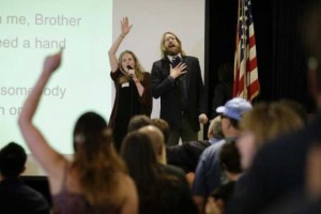 Primeiro culto ateu reúne centenas de pessoas em Los Angeles