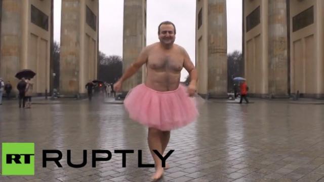 Homem veste saia de bailarina, para alegrar mulher com câncer
