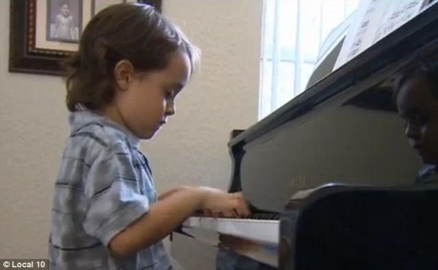 Beethoven, de 5 anos, decora partituras em menos de 1 dia