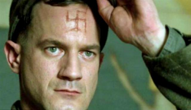 Jovens gravam suástica na testa de vítima nos EUA