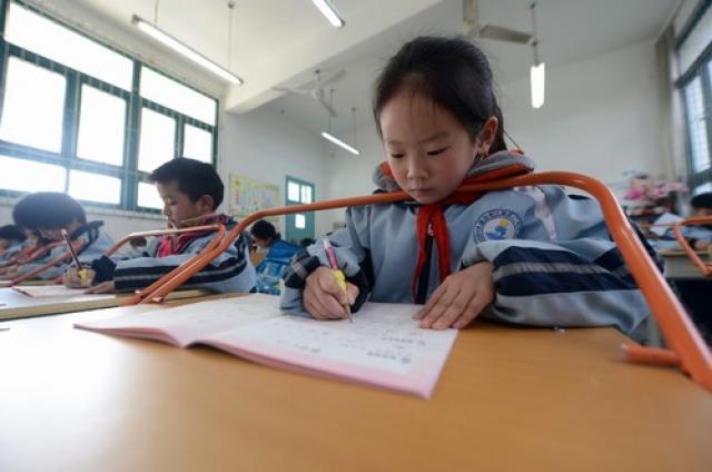 Escola chinesa adota barra de ferro para evitar miopia em alunos