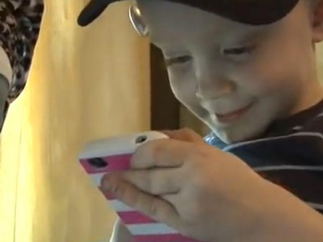Garoto de 2 anos usa FaceTime para salvar a mãe de ataque canino