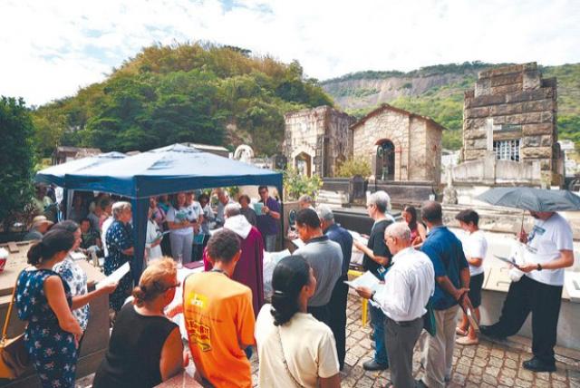 Túmulo de surfista que pode virar santo atrai romeiros