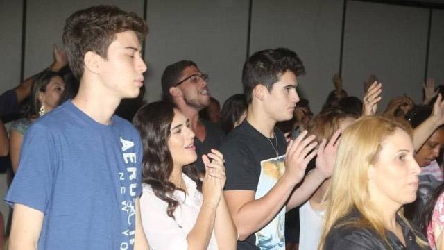 Lívian Aragão, com pai internado, vai a culto evangélico