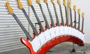 Coleção excêntrica de artista japonês traz esculturas com 12 braços de guitarras