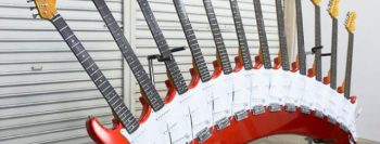 Coleção excêntrica de artista japonês traz esculturas com 12 braços de guitarras