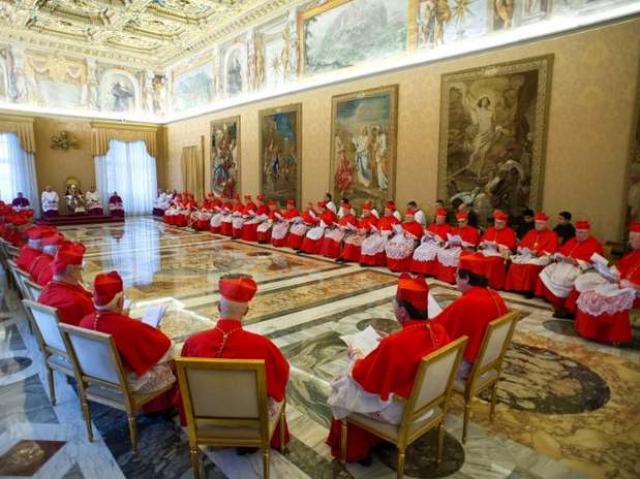 Bento XVI assistirá canonizações de João Paulo II e João XXIII