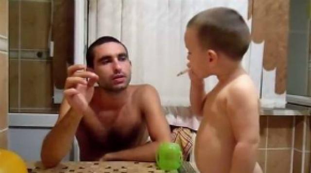 Vídeo: homem ensina criança a fumar e causa revolta na web