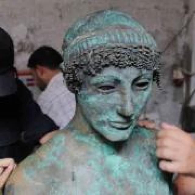 Estátua do Deus Apolo Causa Polêmica em Gaza