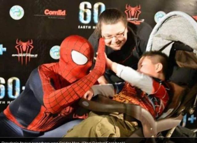 Após perder batalha contra o câncer, menino é homenageado por super-heróis em enterro