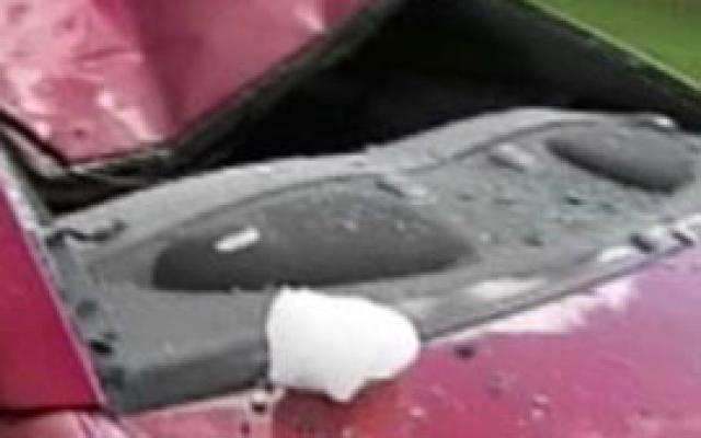 Pedra de Gelo “Gigante” cai do céu e destroi carro nos EUA