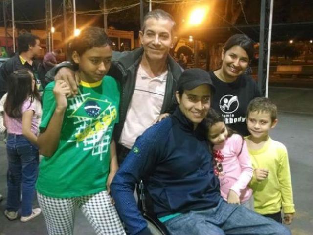 ‘Projeto é além do tempo’, diz jovem que usou exoesqueleto em abertura