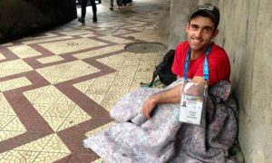 Morador de rua cuida da limpeza de estádio da Copa em Porto Alegre