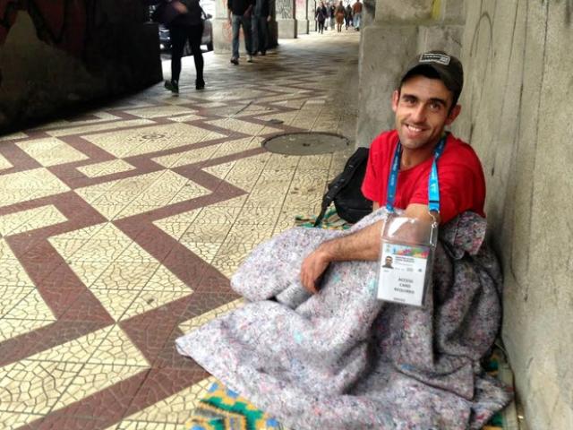 Morador de rua cuida da limpeza de estádio da Copa em Porto Alegre