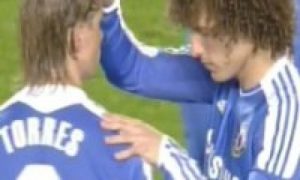 Durante partida, evangélico David Luiz ora com atacante para que ele volte a jogar bem e em seguida